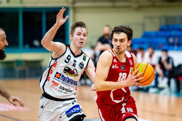 Tibor Taras ( 18 Rheinstars Köln), Lucien Schmikale ( 9 BSW Sixers) waehrend der Saison 2020-21 (Herren) in der Barmer Bundesliga ProB zwischen BSW Sixers und Rheinstars Köln in der Ballsporthalle Sandersdorf am 3. January 2021 in Sandersdorf, Sachsen Anhalt, Deutschland