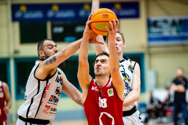 Tibor Taras ( 18 Rheinstars Köln), Djordje Pantelic ( 12 BSW Sixers) waehrend der Saison 2020-21 (Herren) in der Barmer Bundesliga ProB zwischen BSW Sixers und Rheinstars Köln in der Ballsporthalle Sandersdorf am 3. January 2021 in Sandersdorf, Sachsen Anhalt, Deutschland