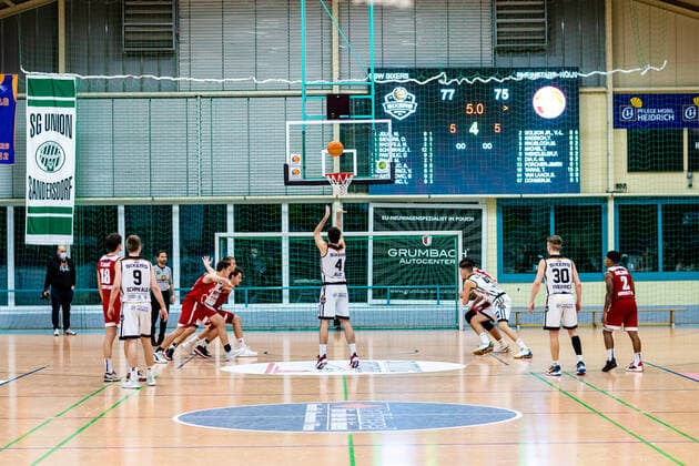 Letzter Wurf Martin Jelic ( 4 BSW Sixers) zum 78:75 waehrend der Saison 2020-21 (Herren) in der Barmer Bundesliga ProB zwischen BSW Sixers und Rheinstars Köln in der Ballsporthalle Sandersdorf am 3. January 2021 in Sandersdorf, Sachsen Anhalt, Deutschland