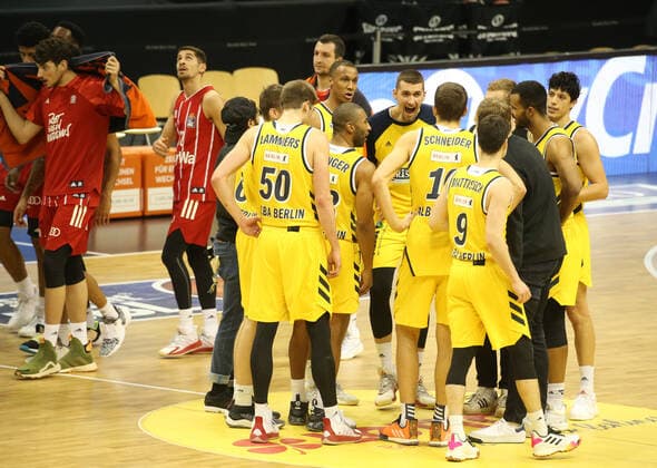 GER, BBL, ALBA Berlin vs. Bayern Muenchen 03.01.2021, Mercedes Benz Arena, Berlin, GER, BBL, ALBA Berlin vs. Bayern Muenchen, im Bild ALBA-Spielerkreis