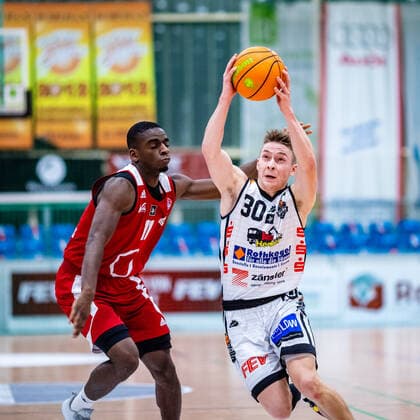 Vincent Friederici ( 30 BSW Sixers), Karl Dia ( 11 Rheinstars Köln) waehrend der Saison 2020-21 (Herren) in der Barmer Bundesliga ProB zwischen BSW Sixers und Rheinstars Köln in der Ballsporthalle Sandersdorf am 3. January 2021 in Sandersdorf, Sachsen Anhalt, Deutschland