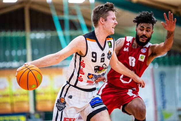 Lucien Schmikale ( 9 BSW Sixers), Marco Porcher Jimenez ( 13 Rheinstars Köln) waehrend der Saison 2020-21 (Herren) in der Barmer Bundesliga ProB zwischen BSW Sixers und Rheinstars Köln in der Ballsporthalle Sandersdorf am 3. January 2021 in Sandersdorf, Sachsen Anhalt, Deutschland
