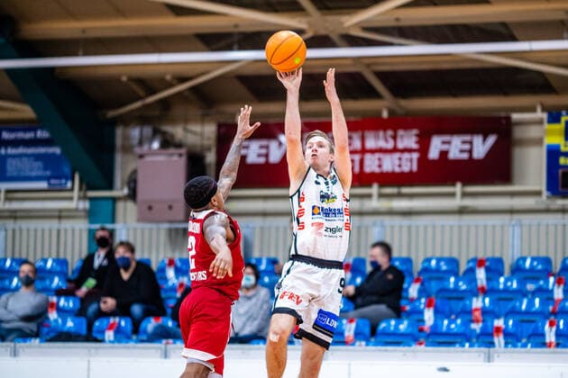 Lucien Schmikale ( 9 BSW Sixers), Vincent Golson ( 2 Rheinstars Köln) waehrend der Saison 2020-21 (Herren) in der Barmer Bundesliga ProB zwischen BSW Sixers und Rheinstars Köln in der Ballsporthalle Sandersdorf am 3. January 2021 in Sandersdorf, Sachsen Anhalt, Deutschland