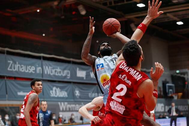 s.Oliver Wuerzburg vs. HAKRO Merlins Crailsheim, Basketball, BBL Deutschland, Wuerzburg, s.Oliver Arena, 03.01.2021, emspor, emonline, despor, deonline, s.Oliver Wuerzburg vs. HAKRO Merlins Crailsheim, Basketball, BBL Bild: v. li. Florian Koch (s.Oliver Wuerzburg), Tim Coleman (Merlins) und Brekkott Chapman (s.Oliver Wuerzburg) Photo: HMB Media Heiko Becker Pool Wuerzburg s.Oliver Arena Bayern Deutschland
