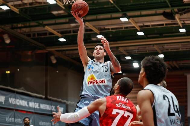 s.Oliver Wuerzburg vs. HAKRO Merlins Crailsheim, Basketball, BBL Deutschland, Wuerzburg, s.Oliver Arena, 03.01.2021, emspor, emonline, despor, deonline, s.Oliver Wuerzburg vs. HAKRO Merlins Crailsheim, Basketball, BBL Bild: v. li. Bogdan Radosavljevic (Merlins), Alex King (s.Oliver Wuerzburg) und Jeremy Jones (Merlins) Photo: HMB Media Heiko Becker Pool Wuerzburg s.Oliver Arena Bayern Deutschland