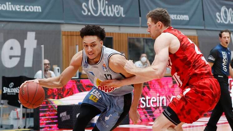 s.Oliver Wuerzburg vs. HAKRO Merlins Crailsheim, Basketball, BBL Deutschland, Wuerzburg, s.Oliver Arena, 03.01.2021, emspor, emonline, despor, deonline, s.Oliver Wuerzburg vs. HAKRO Merlins Crailsheim, Basketball, BBL Bild: v. li. Jamuni McNeace (Merlins) und Florian Koch (s.Oliver Wuerzburg) Photo: HMB Media Heiko Becker Pool Wuerzburg s.Oliver Arena Bayern Deutschland