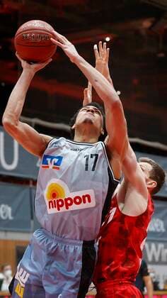 s.Oliver Wuerzburg vs. HAKRO Merlins Crailsheim, Basketball, BBL Deutschland, Wuerzburg, s.Oliver Arena, 03.01.2021, emspor, emonline, despor, deonline, s.Oliver Wuerzburg vs. HAKRO Merlins Crailsheim, Basketball, BBL Bild: v. li. Jamuni McNeace (Merlins) und Florian Koch (s.Oliver Wuerzburg) Photo: HMB Media Heiko Becker Pool Wuerzburg s.Oliver Arena Bayern Deutschland