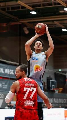 s.Oliver Wuerzburg vs. HAKRO Merlins Crailsheim, Basketball, BBL Deutschland, Wuerzburg, s.Oliver Arena, 03.01.2021, emspor, emonline, despor, deonline, s.Oliver Wuerzburg vs. HAKRO Merlins Crailsheim, Basketball, BBL Bild: v. li. Alex King (s.Oliver Wuerzburg) und Jamuni McNeace (Merlins) Photo: HMB Media Heiko Becker Pool Wuerzburg s.Oliver Arena Bayern Deutschland