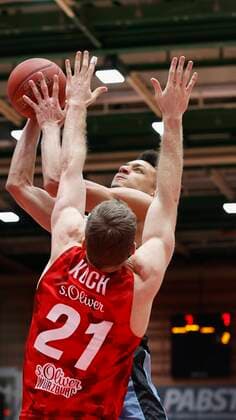 s.Oliver Wuerzburg vs. HAKRO Merlins Crailsheim, Basketball, BBL Deutschland, Wuerzburg, s.Oliver Arena, 03.01.2021, emspor, emonline, despor, deonline, s.Oliver Wuerzburg vs. HAKRO Merlins Crailsheim, Basketball, BBL Bild: v. li. Florian Koch (s.Oliver Wuerzburg) und Jamuni McNeace (Merlins) Photo: HMB Media Heiko Becker Pool Wuerzburg s.Oliver Arena Bayern Deutschland