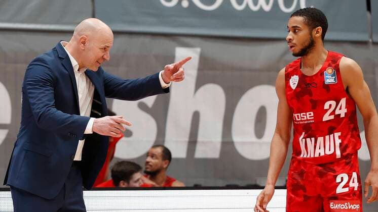 s.Oliver Wuerzburg vs. HAKRO Merlins Crailsheim, Basketball, BBL Deutschland, Wuerzburg, s.Oliver Arena, 03.01.2021, emspor, emonline, despor, deonline, s.Oliver Wuerzburg vs. HAKRO Merlins Crailsheim, Basketball, BBL Bild: v. li. Headcoach Denis Wucherer (s.Oliver Wuerzburg) und Cameron Hunt (s.Oliver Wuerzburg) Photo: HMB Media Heiko Becker Pool Wuerzburg s.Oliver Arena Bayern Deutschland