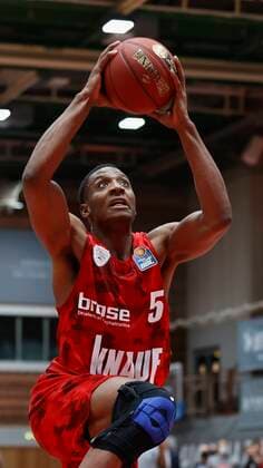 s.Oliver Wuerzburg vs. HAKRO Merlins Crailsheim, Basketball, BBL Deutschland, Wuerzburg, s.Oliver Arena, 03.01.2021, emspor, emonline, despor, deonline, s.Oliver Wuerzburg vs. HAKRO Merlins Crailsheim, Basketball, BBL Bild: v. li. Justin Sears (s.Oliver Wuerzburg) mit einem Dunk Photo: HMB Media Heiko Becker Pool Wuerzburg s.Oliver Arena Bayern Deutschland