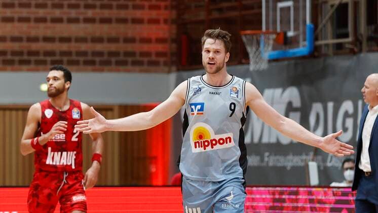 s.Oliver Wuerzburg vs. HAKRO Merlins Crailsheim, Basketball, BBL Deutschland, Wuerzburg, s.Oliver Arena, 03.01.2021, emspor, emonline, despor, deonline, s.Oliver Wuerzburg vs. HAKRO Merlins Crailsheim, Basketball, BBL Bild: v. li. Bejubelt den Sieg, Fabian Bleck (Merlins) Photo: HMB Media Heiko Becker Pool Wuerzburg s.Oliver Arena Bayern Deutschland