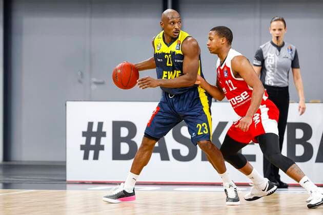 links 23 Rickey Paulding (EWE Baskets Oldenburg) rechts Devon Hall (Brose Bamberg, 22) Brose Bamberg - EWE Baskets Oldenburg - easyCredit-BBL - Basketball Bundesliga - Basketball Saison 2020 21 - 11. Spieltag, 03.01.2021 Bamberg, Brose Arena ASV-Autoren-Nummer: 4026335 Copyright: DanielxLöb