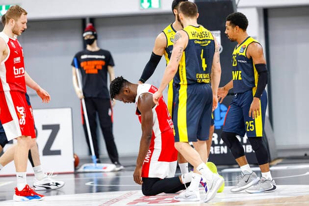 Mitte Norense Odiase (Brose Bamberg, 32) Brose Bamberg - EWE Baskets Oldenburg - easyCredit-BBL - Basketball Bundesliga - Basketball Saison 2020 21 - 11. Spieltag, 03.01.2021 Bamberg, Brose Arena ASV-Autoren-Nummer: 4026335 Copyright: DanielxLöb