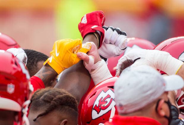 KANSAS CITY, MO - JANUARY 03: Members of the Chiefs defense prepare to break a huddle prior to the game between the Kansas City Chiefs and the Los Angeles Chargers on Sunday January 3, 2021 at Arrowhead Stadium in Kansas City, Missouri. (Photo by Nick Tre. Smith Icon Sportswire) NFL, American Football Herren, USA JAN 03 Chargers at Chiefs Icon2101030021