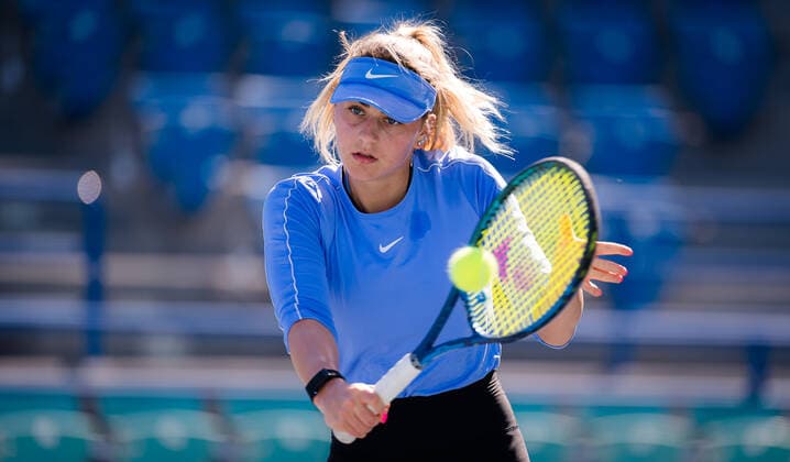 January 4, 2021, Abu Dhabi, UNITED ARAB EMIRATES: Marta Kostyuk of Ukraine during practice ahead of the 2021 Abu Dhabi WTA, Tennis Damen Womens Tennis Open WTA 500 tournament. Abu Dhabi UNITED ARAB EMIRATES - ZUMAa181 20210104_zaa_a181_007 Copyright: xRobxPrangex