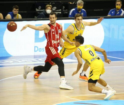 GER, BBL, ALBA Berlin vs. Bayern Muenchen 03.01.2021, Mercedes Benz Arena, Berlin, GER, BBL, ALBA Berlin vs. Bayern Muenchen, im Bild Tim Schneider (ALBA Berlin 10), Maodo Lo (ALBA Berlin 0), Paul Zipser (FC Bayern Muenchen 16)