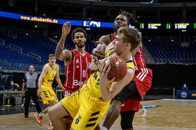 Basketball Berlin 03.01.2021 Saison 2020 2021 easyCredit BBL 1. Bundesliga Alba Berlin vs FC Bayern München Malte Delow (Alba Berlin) Jalen Reynolds (München, No.08) Nick Weiler-Babb (München, No.00)