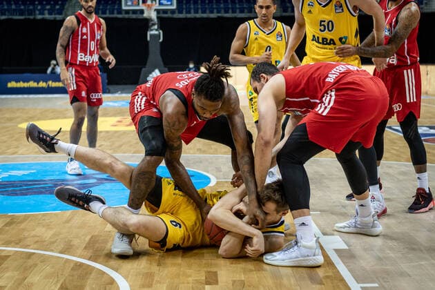 Basketball Berlin 03.01.2021 Saison 2020 2021 easyCredit BBL 1. Bundesliga Alba Berlin vs FC Bayern München Malte Delow (Alba Berlin) Jalen Reynolds (München, No.08) Paul Zipser (München, No.16) re.