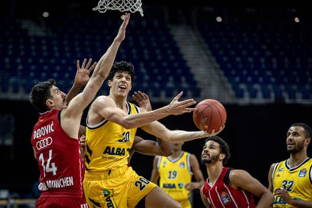 Basketball Berlin 03.01.2021 Saison 2020 2021 easyCredit BBL 1. Bundesliga Alba Berlin vs FC Bayern München Simone Fontecchio (Alba Berlin, No.20) Nihad Djedovic (München, No.14) Dedovic Nick Weiler-Babb (München, No.00)