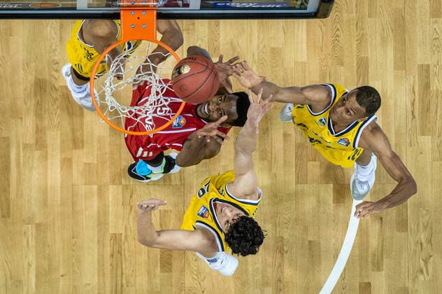 Basketball Berlin 03.01.2021 Saison 2020 2021 easyCredit BBL 1. Bundesliga Alba Berlin vs FC Bayern München JaJuan Johnson (München, No.25) Simone Fontecchio (Alba Berlin, No.20) Louis Olinde (Alba Berlin, No.19) re.