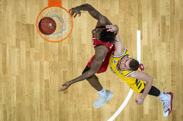Basketball Berlin 03.01.2021 Saison 2020 2021 easyCredit BBL 1. Bundesliga Alba Berlin vs FC Bayern München Jalen Reynolds (München, No.08) Kresimir Nikic (Alba Berlin, No.16)