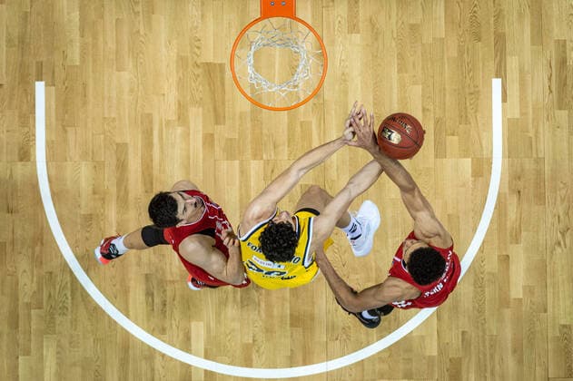Basketball Berlin 03.01.2021 Saison 2020 2021 easyCredit BBL 1. Bundesliga Alba Berlin vs FC Bayern München Simone Fontecchio (Alba Berlin, No.20) Wade Baldwin (München, No.02) re. Nihad Djedovic (München, No.14) Dedovic