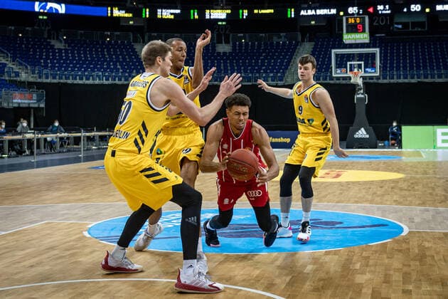 Basketball Berlin 03.01.2021 Saison 2020 2021 easyCredit BBL 1. Bundesliga Alba Berlin vs FC Bayern München Wade Baldwin (München, No.02) stürzt fällt Ben Lammers (Alba Berlin, No.50) Louis Olinde (Alba Berlin, No.19) Jonas Mattisseck (Alba Berlin, No.09)