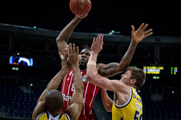 Basketball Berlin 03.01.2021 Saison 2020 2021 easyCredit BBL 1. Bundesliga Alba Berlin vs FC Bayern München Jalen Reynolds (München, No.08) Ben Lammers (Alba Berlin, No.50) Jayson Granger (Alba Berlin, No.33)