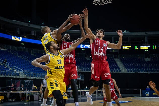 Basketball Berlin 03.01.2021 Saison 2020 2021 easyCredit BBL 1. Bundesliga Alba Berlin vs FC Bayern München JaJuan Johnson (München, No.25) Sasha Grant (München, No.44) Louis Olinde (Alba Berlin, No.19) Johannes Thiemann (Alba Berlin, No.32)