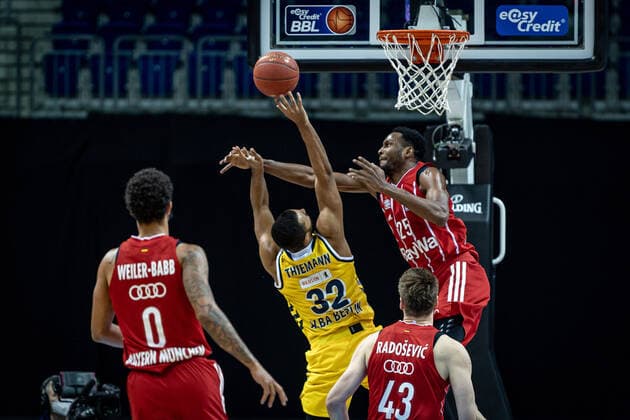 Basketball Berlin 03.01.2021 Saison 2020 2021 easyCredit BBL 1. Bundesliga Alba Berlin vs FC Bayern München Johannes Thiemann (Alba Berlin, No.32) JaJuan Johnson (München, No.25)