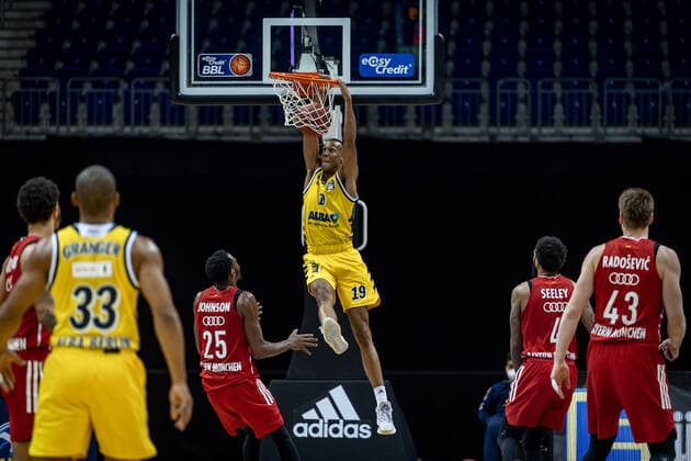 Basketball Berlin 03.01.2021 Saison 2020 2021 easyCredit BBL 1. Bundesliga Alba Berlin vs FC Bayern München Louis Olinde (Alba Berlin, No.19) Dunk JaJuan Johnson (München, No.25)