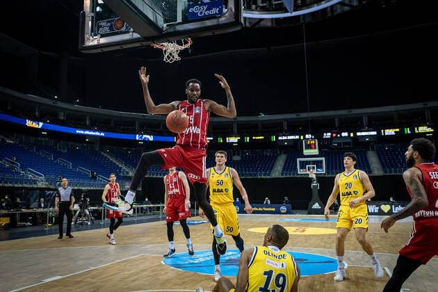 Basketball Berlin 03.01.2021 Saison 2020 2021 easyCredit BBL 1. Bundesliga Alba Berlin vs FC Bayern München JaJuan Johnson (München, No.25) Louis Olinde (Alba Berlin, No.19) u. Ben Lammers (Alba Berlin, No.50) Simone Fontecchio (Alba Berlin, No.20)