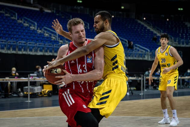 Basketball Berlin 03.01.2021 Saison 2020 2021 easyCredit BBL 1. Bundesliga Alba Berlin vs FC Bayern München Leon Radosevic (München, No.43) Johannes Thiemann (Alba Berlin, No.32)