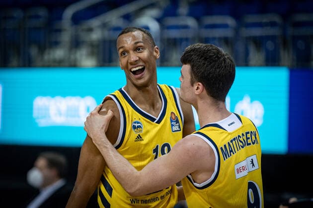 Basketball Berlin 03.01.2021 Saison 2020 2021 easyCredit BBL 1. Bundesliga Alba Berlin vs FC Bayern München Louis Olinde (Alba Berlin, No.19) Jonas Mattisseck (Alba Berlin, No.09) Jubel