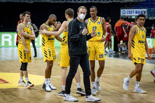 Basketball Berlin 03.01.2021 Saison 2020 2021 easyCredit BBL 1. Bundesliga Alba Berlin vs FC Bayern München Jubel Team Alba nach dem Spiel Luke Sikma (Alba Berlin, No.43) Verletzt