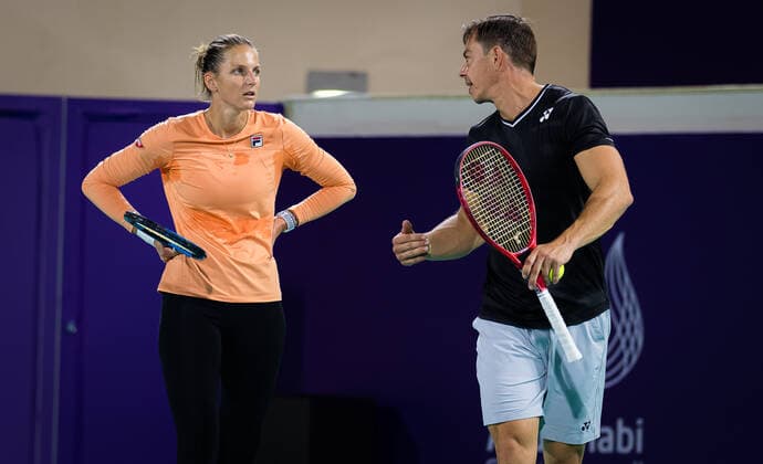 January 4, 2021, Abu Dhabi, UNITED ARAB EMIRATES: Karolina Pliskova of the Czech Republic with coach Sascha Bajin during practice ahead of the 2021 Abu Dhabi WTA, Tennis Damen Womens Tennis Open WTA 500 tournament. Abu Dhabi UNITED ARAB EMIRATES - ZUMAa181 20210104_zaa_a181_119 Copyright: xRobxPrangex