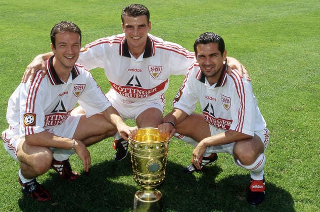 15.07.97 VfB Stuttgart Fototermin DFB-Pokal Sieger 1997 Deutschland, Stuttgart, 15.07.1997, Fussball, Bundesliga, VfB Stuttgart Fototermin DFB-Pokal Sieger 1997: v.l. Fredi Bobic, Marco Haber, Gerhard Poschner mit dem DFB-Pokal.