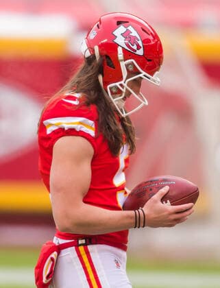 KANSAS CITY, MO - JANUARY 03: Kansas City Chiefs punter Tommy Townsend (5) walks with the ball for warmups prior to the game between the Kansas City Chiefs and the Los Angeles Chargers on Sunday January 3, 2021 at Arrowhead Stadium in Kansas City, Missouri. (Photo by Nick Tre. Smith Icon Sportswire) NFL, American Football Herren, USA JAN 03 Chargers at Chiefs Icon2101030005