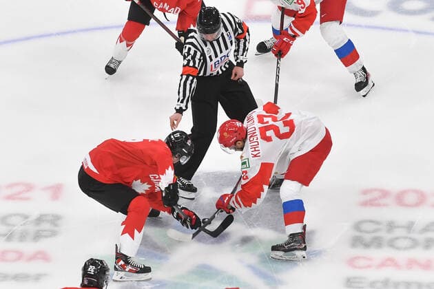 210105 Marat Khusnutdinov of Russia and Connor McMichael of Canada take the opening face off of the 2021 IIHF World Junior Championship semifinal between Canada and Russia on January 4, 2021 in Edmonton. Photo: Andy Devlin BILDBYRAN COP 306 AD0008 bbeng ishockey Ice hockey, Eishockey jvm junior-vm u20 2021 iihf world junior championship world juniors semifinal canada kanada russia ryssland Copyright: ANDYxDEVLIN BB210105BB017