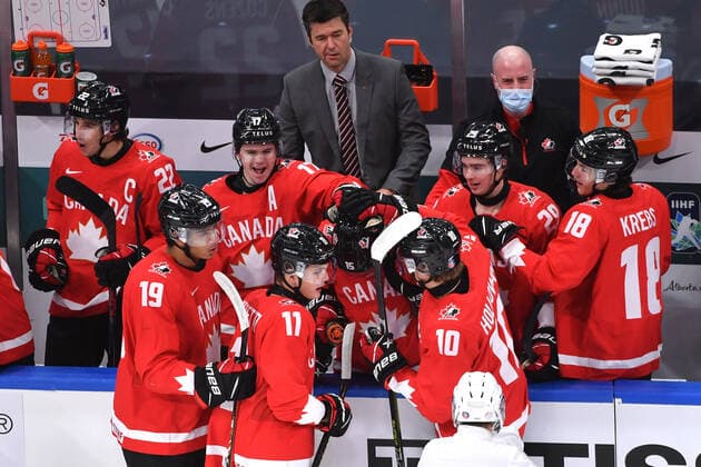 210105 Alex Newhook of Canada is congratulated by teammates after a video review showed he scored the 1-0 goal in 2021 IIHF World Junior Championship semifinal between Canada and Russia on January 4, 2021 in Edmonton. Photo: Andy Devlin BILDBYRAN COP 306 AD0008 bbeng ishockey Ice hockey, Eishockey jvm junior-vm u20 2021 iihf world junior championship world juniors semifinal canada kanada russia ryssland Copyright: ANDYxDEVLIN BB210105BB019