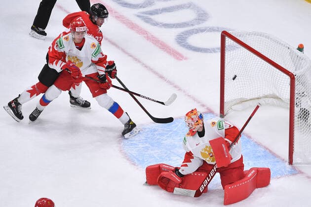210105 Dylan Cozens of Canada looks on as Cole Perfetti s shot goes in the net for a 3-0 lead during the 2021 IIHF World Junior Championship semifinal between Canada and Russia on January 4, 2021 in Edmonton. Photo: Andy Devlin BILDBYRAN COP 306 AD0008 bbeng ishockey Ice hockey, Eishockey jvm junior-vm u20 2021 iihf world junior championship world juniors semifinal canada kanada russia ryssland Copyright: ANDYxDEVLIN BB210105BB028