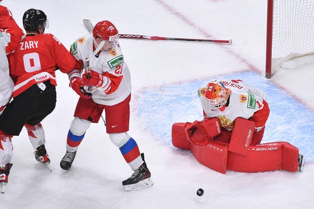 210105 As Connor Zary of Canada looks on as Yaroslav Askarov of Russia makes a save after losing his stick during the 2021 IIHF World Junior Championship semifinal between Canada and Russia on January 4, 2021 in Edmonton. Photo: Andy Devlin BILDBYRAN COP 306 AD0008 bbeng ishockey Ice hockey, Eishockey jvm junior-vm u20 2021 iihf world junior championship world juniors semifinal canada kanada russia ryssland Copyright: ANDYxDEVLIN BB210105BB033