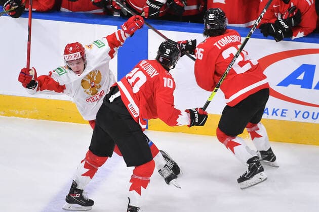 210105 Philip Tomasino of Canada collides with Danil Chaika of Russia during the 2021 IIHF World Junior Championship semifinal between Canada and Russia on January 4, 2021 in Edmonton. Photo: Andy Devlin BILDBYRAN COP 306 AD0008 bbeng ishockey Ice hockey, Eishockey jvm junior-vm u20 2021 iihf world junior championship world juniors semifinal canada kanada russia ryssland Copyright: ANDYxDEVLIN BB210105BB037
