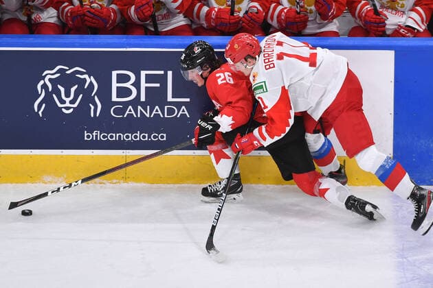 210105 Zakhar Bardakov of Russia pressures Philip Tomasino of Canada during the 2021 IIHF World Junior Championship semifinal between Canada and Russia on January 4, 2021 in Edmonton. Photo: Andy Devlin BILDBYRAN COP 306 AD0008 bbeng ishockey Ice hockey, Eishockey jvm junior-vm u20 2021 iihf world junior championship world juniors semifinal canada kanada russia ryssland Copyright: ANDYxDEVLIN BB210105BB045
