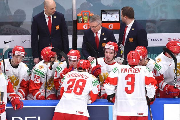 210105 Team Russia Head Coach Igor Larionov talks to his players in a TV timeout during the 2021 IIHF World Junior Championship semifinal between Canada and Russia on January 4, 2021 in Edmonton. Photo: Andy Devlin BILDBYRAN COP 306 AD0008 bbeng ishockey Ice hockey, Eishockey jvm junior-vm u20 2021 iihf world junior championship world juniors semifinal canada kanada russia ryssland Copyright: ANDYxDEVLIN BB210105BB051