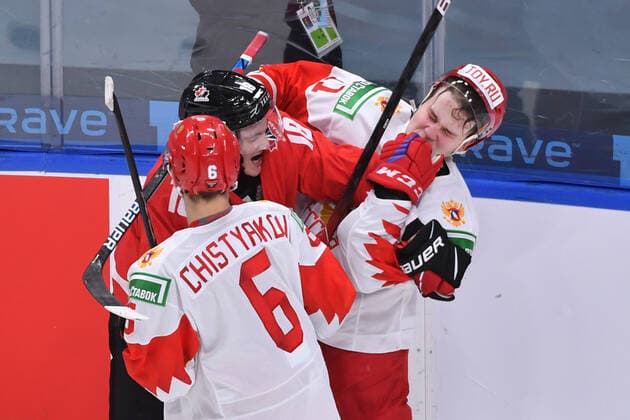 Sport Bilder des Tages 210105 Peyton Krebs of Canada scrums with Zakhar Bardakov of Russia during the 2021 IIHF World Junior Championship semifinal between Canada and Russia on January 4, 2021 in Edmonton. Photo: Andy Devlin BILDBYRAN COP 306 AD0008 bbeng ishockey Ice hockey, Eishockey jvm junior-vm u20 2021 iihf world junior championship world juniors semifinal canada kanada russia ryssland Copyright: ANDYxDEVLIN BB210105BB077
