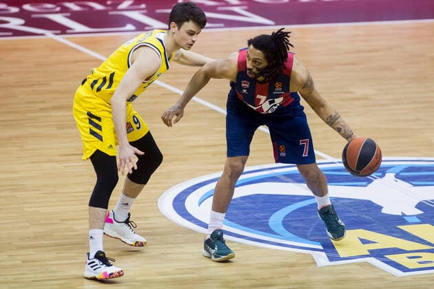 05.01.2021, xfrx, Basketball EuroLeague, Alba Berlin - BASKONIA VITORIA emspor, v.l. Jonas Mattisseck (Alba Berlin),Pierria Henry (Baskonia Vitoria) (DFL DFB REGULATIONS PROHIBIT ANY USE OF PHOTOGRAPHS as IMAGE SEQUENCES and or QUASI-VIDEO) Berlin