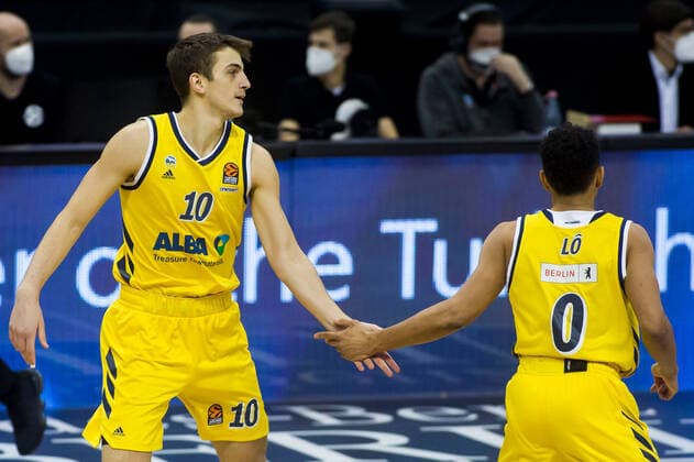 05.01.2021, xfrx, Basketball EuroLeague, Alba Berlin - BASKONIA VITORIA emspor, v.l. Tim Schneider (Alba Berlin),Maodo Lo (Alba Berlin) (DFL DFB REGULATIONS PROHIBIT ANY USE OF PHOTOGRAPHS as IMAGE SEQUENCES and or QUASI-VIDEO) Berlin