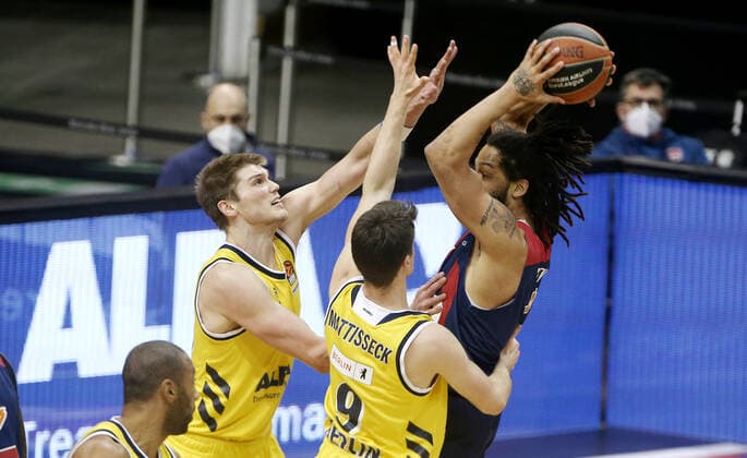 Ben Lammers, Jonas Mattissek, Pierria Henry Aktion Spielszene Zweikampf Basketball EuroLeague Herren Saison 2020 2021 05.01.2021 ALBA Berlin vs. Baskonia Vitoria-Gasteiz